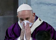 Gündeme bomba gibi düşen haber! Papa Francisin Koronavirüs testleri pozitif çıktı!