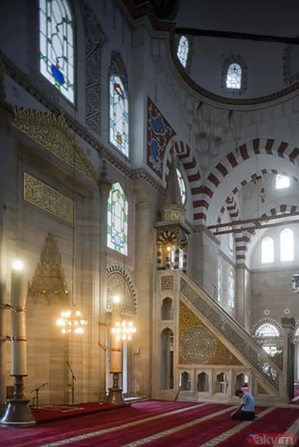 Şehzadebaşı Camisi'nin büyük dış avlusu altı kapılı inşa edilirken, cümle kapısı duvarının iki yanındaki ikişer şerefeli çift minaresi, yapının en dikkati...