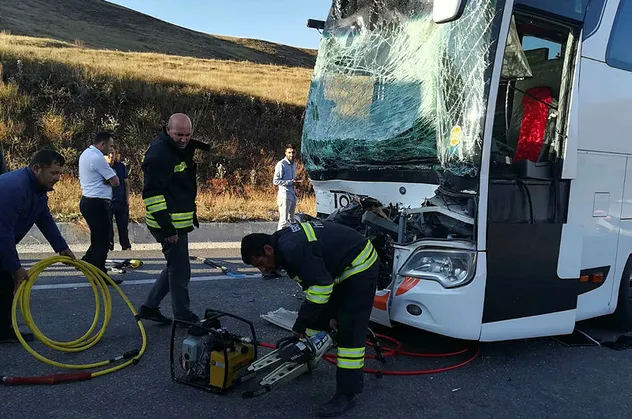 Otobüs ile TIR çarpıştı! 17 yaralı!