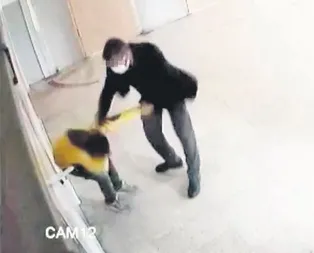 Öğretmen değil canavar!