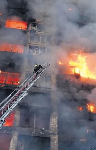 Rusya Ukrayna'ya bomba yağdırmaya devam ediyor! Apartmanlar alevler içinde kaldı