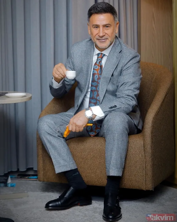 Birçoğu ikiyüzlü emin olun. Samimi değiller. Ben geneli konuşuyorum, hepsini söylüyorum. Bir taneyi ayırmıyorum bile. Samimi olmadıklarını kendileri de...