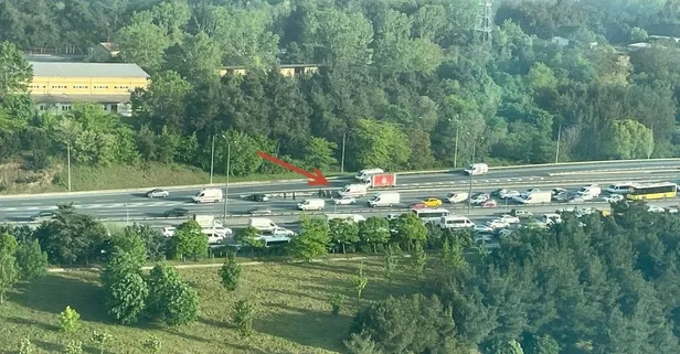 TEM'i kilitleyen kaza TAKVİM objektifinde! Otomobil bariyerlere girdi