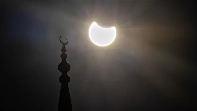 gunes-tutulmasi-ne-zaman-hangi-tarihte-gerceklesecek-2024-turkiyeden-izlenebilecek-mi-1707820558677.jpg Türkiye'den izlenebilecek mi? Güneş tutulması ne zaman, hangi tarihte gerçekleşecek 2024? Burçlara etkisi...-6