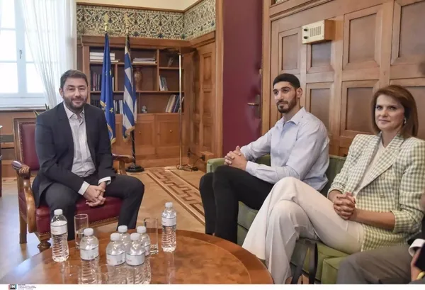 fetocu-enes-kanterin-yunan-sevgisi-once-direge-sonra-papaza-sarildi-1666351606357.jpg FETÖ'cü Enes Kanter'in Yunan sevgisi! Önce direğe sonra papaza sarıldı-5