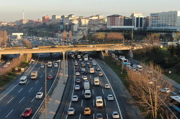 Son dakika:  İstanbul trafiğinde koronavirüs kaçışı yoğunluğu! Toplu ulaşım kullanımı azaldı