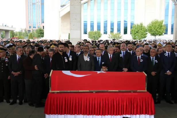 Barış Pınarı Harekatı şehidine acı veda! Nişanlısını gelinlikle son yolculuğa uğurladı-2