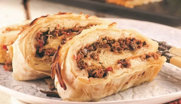 evinizde-4-yufka-varsa-simdi-deneyin-gercek-lahmacunu-aratmayan-borek-tarifi-1697000724111.jpg Evinizde 4 yufka varsa şimdi deneyin! Gerçek lahmacunu aratmayan börek tarifi-5