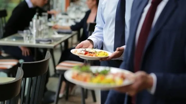 kamu-iscilerinin-gunluk-yemek-ucretine-zam-net-55-tl-1664968709999.jpg Kamu işçilerinin günlük yemek ücretine zam: Net 55 TL-2