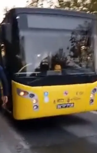 Yine İETT yine arıza! Okula gidemeyen bir öğrenci video çekip isyan etti