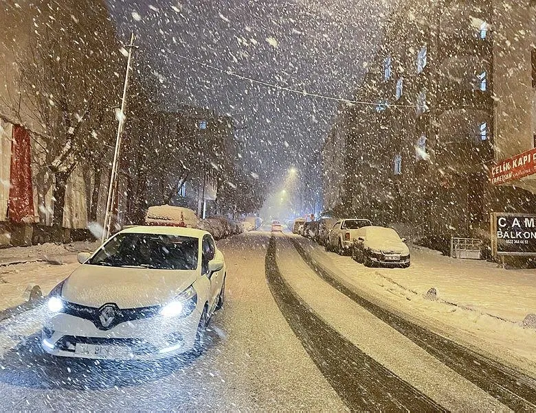 İstanbul’da kar bastırdı!
