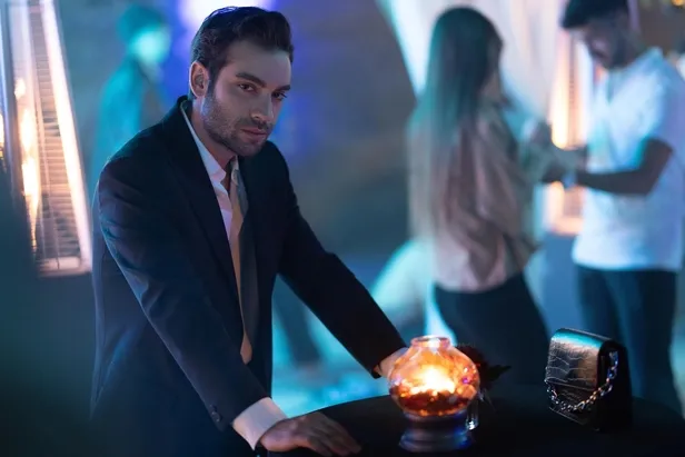 safir-5-bolum-atv-canli-izle-2-ekim-2023-pazartesi-safir-dizisi-atv-youtube-canli-izle-yaman-ferayenin-kinasin-1696266677854.jpg ATV, Youtube, Özet... Safir 5. bölüm tekrarı! Safir 5. bölümde neler oldu?-4