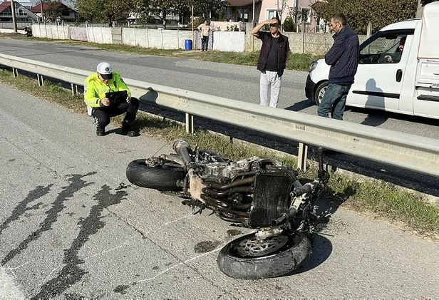 sakaryada-feci-kaza-motosikletin-carptigi-kadin-ile-surucu-oldu-1667466916994.jpeg Sakarya'da feci kaza! Motosikletin çarptığı kadın ile sürücü öldü-1