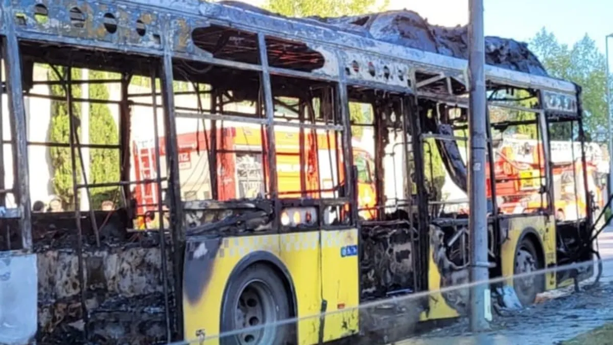 İstanbul'da İETT otobüsü alev alev yandı!