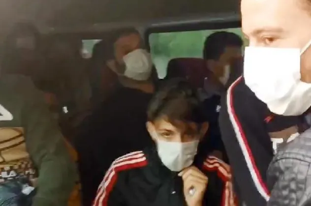 SON DAKİKA: Gaziantep'te 15 kişilik minibüsten 25 kişi çıktı