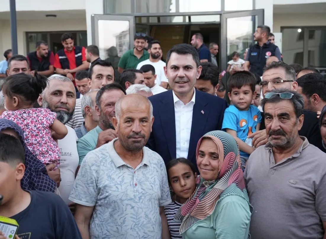bakan-kurumdan-depremzede-aileye-duygulandiran-ziyaret-ben-bir-yusufa-sahip-cikmisim-cok-mu-1783160098773.jpeg Bakan Kurum'dan depremzede aileye duygulandıran ziyaret: "Ben bir Yusuf'a sahip çıkmışım çok mu?"-3