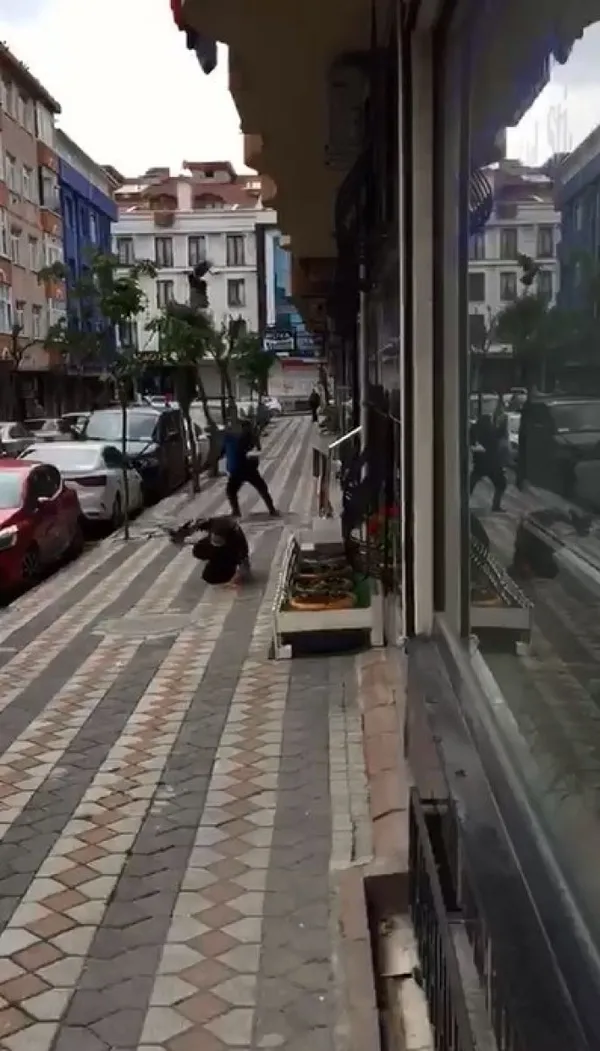 yavru-kargayi-kedilerden-kurtardi-iki-karganin-saldirisina-ugradi-1622805504281.jpg Yavru kargayı kedilerden kurtardı! İki karganın saldırısına uğradı-4