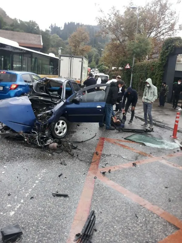 Üsküdar'da feci kaza! İETT otobüsüyle otomobil kafa kafaya çarpıştı-5