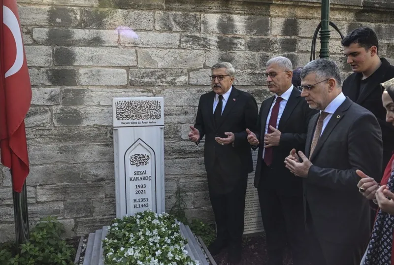 ak-parti-kultur-ve-sanat-politikalari-baskanligindan-sezai-karakocun-olum-yildonumunde-kabrine-ziyaret-1763187439466.jpg AK Parti Kültür ve Sanat Politikaları Başkanlığından Sezai Karakoç’un ölüm yıldönümünde kabrine ziyaret-2