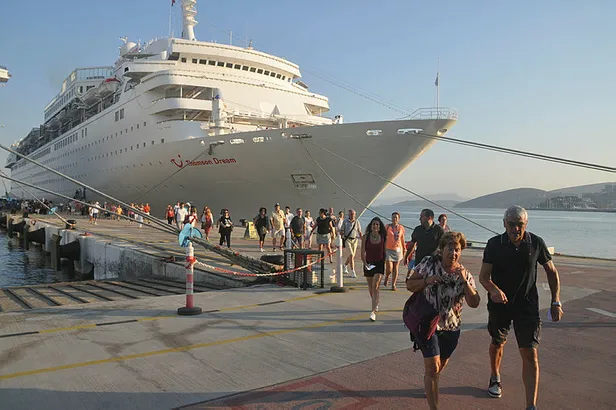 Kuşadası’na 3 gemiyle 3 bin 500 turist geldi-1