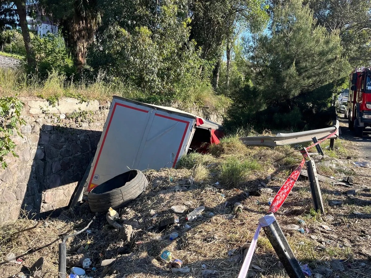 izmirde-facia-freni-patlayan-tir-10-araci-bicti-2-olu-5-yarali-1777480629737.jpeg İzmir’de facia! Freni patlayan tır 10 aracı biçti: 1 polisimiz şehit oldu-3