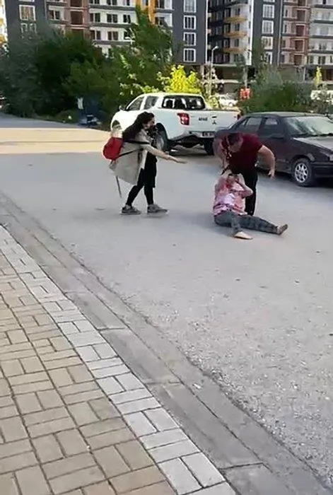Boşanma kavgasında tekmeler havada uçuştu! Kadına şiddet kamerada-5