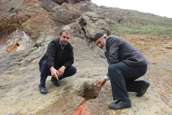 erzurumun-konakli-mahallesinde-bobrek-tasina-iyi-geldigine-inanilan-suyu-icenler-kaynagin-basinda-ziplamadan-duramiyor-1620034248152.jpg Erzurum'un Konaklı mahallesinde böbrek taşına iyi geldiğine inanılan suyu içenler kaynağın başında zıplamadan duramıyor-4