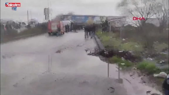 Balıkesir'de öğrenci servisi TIR’la çarpıştı