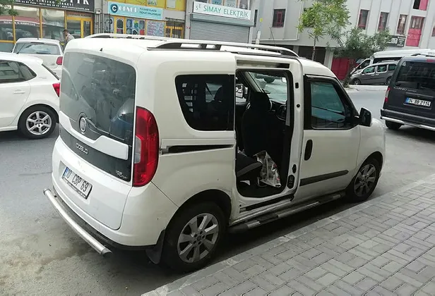 Bayrampaşa'da akıllara durgunluk veren hırsızlık! Park halindeki aracın kapılarını çaldılar-2