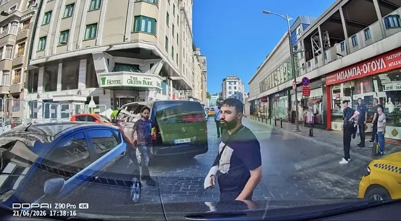 beyoglunda-yol-kavgasi-boksorum-ceneni-kirarim-1782198735522.jpeg Beyoğlu’nda "yol" kavgası: Boksörüm çeneni kırarım-4