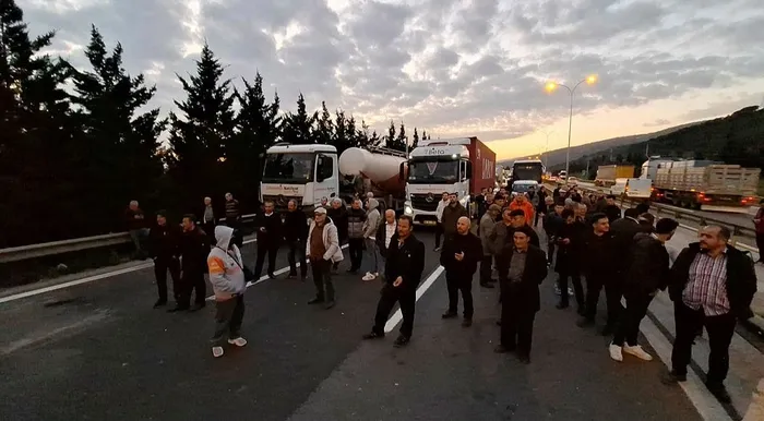 kgm-duyurdu-tem-otoyolu-ankara-yonu-hereke-kesiminden-itibaren-gecici-olarak-ulasima-kapatildi-1703691862979.jpeg KGM duyurdu! TEM Otoyolu Ankara yönü, Hereke kesiminden itibaren geçici olarak ulaşıma kapatıldı-2