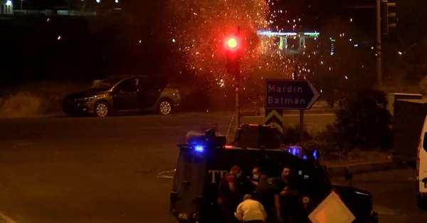 Son dakika: Diyarbakır'da korku dolu anlar! Dur ihtarına uymadı araçtan çanta attı-6