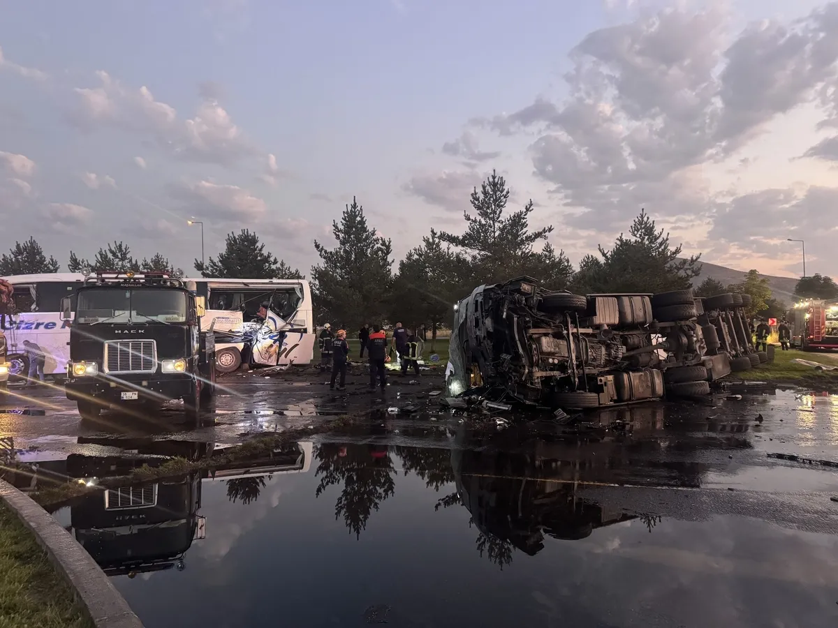 kayseride-faciaya-ramak-kala-otobus-benzin-tankeriyle-carpisti-1787629753725.jpeg Kayseri'de faciaya ramak kala: Otobüs benzin tankeriyle çarpıştı-5