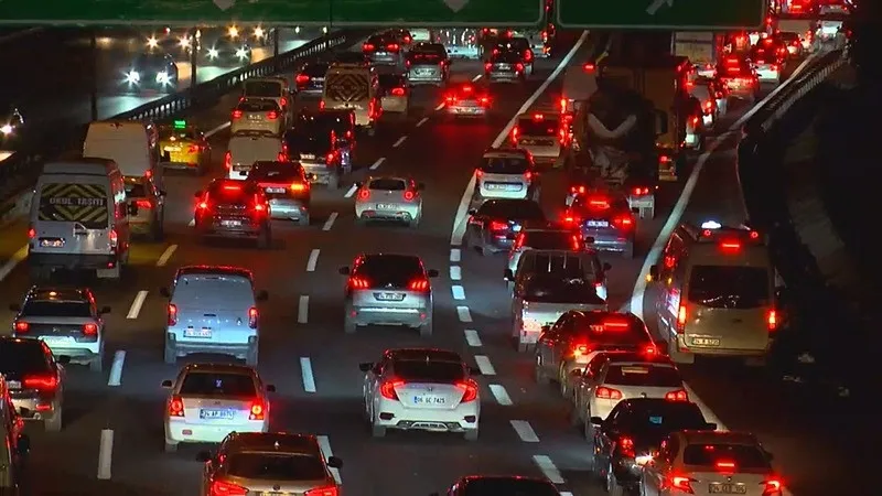 İstanbul'da trafik durma noktasına geldi! Yoğunluk yüzde 76'ya ulaştı (DHA)