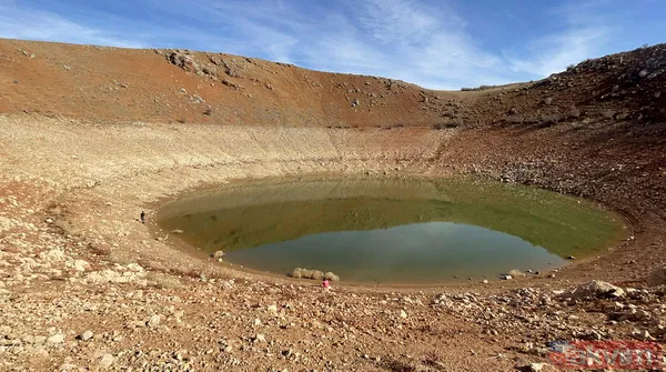 Keban Baraj Gölü'nde sular çekilince dev obruk ortaya çıktı! Meteor düşmesi sonucu oluştuğuna inanılıyor - 19