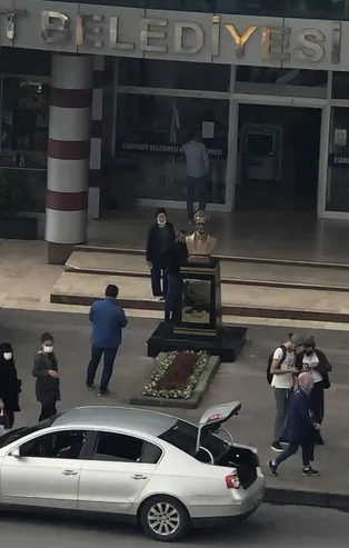 CHP'li belediyeler heykelden vazgeçemiyor! Bu sefer de Esenyurt Belediyesi!