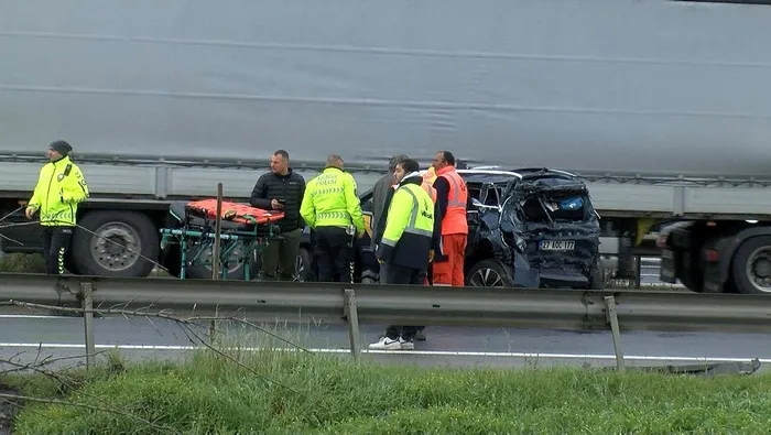 temi-kilitleyen-kaza-lastigi-patlayan-tir-emniyet-seridindeki-otomobile-carpti-1705913897208.jpeg TEM'i kilitleyen kaza! Lastiği patlayan TIR emniyet şeridindeki otomobile çarptı.-2