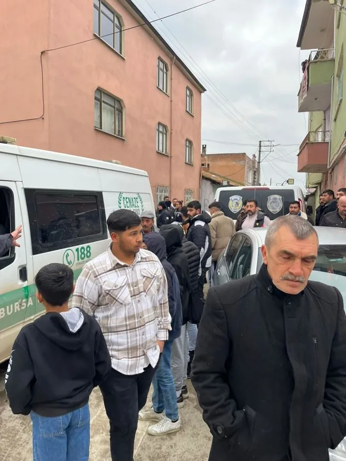 koca-dehseti-bursada-tartistigi-esinin-bogazini-kesti-1704985513617.jpeg Bursa’da koca dehşeti! Tartıştığı eşinin boğazını kesti | Genç kadın hayatını kaybetti-2