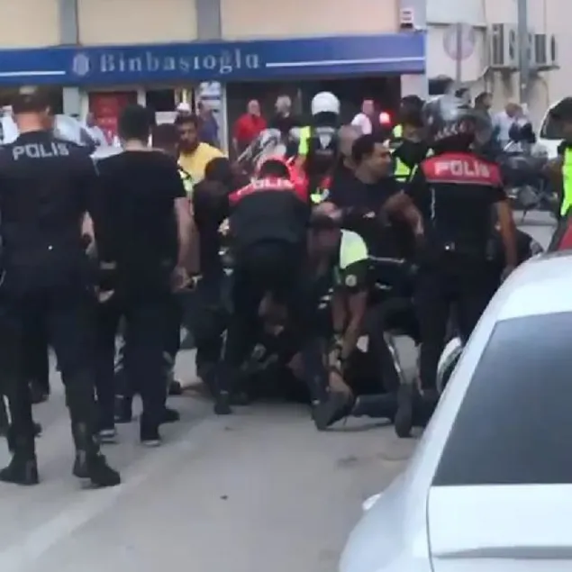 Araçlarına çarpan sürücüye mahalleliden meydan dayağı!