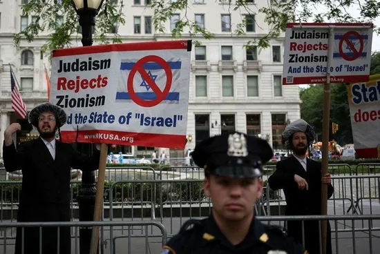 Haham Weiss, İsrail’e karşı Filistin bayrağı taşıdı-1