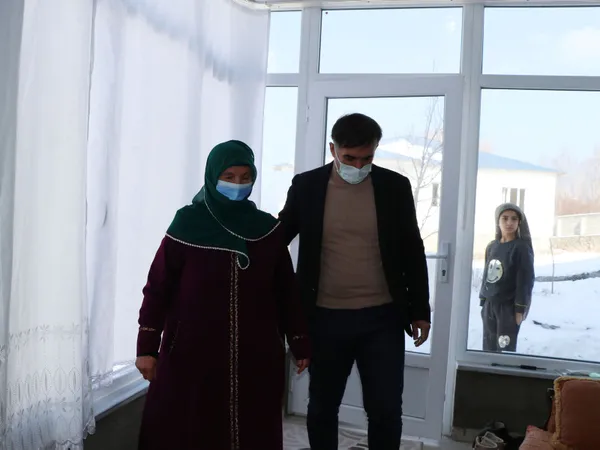 van-edremite-yasayan-60-yasindaki-asli-imre-cocuklarindan-3u-doktor-4u-ogretmen-biri-muhendis-biri-hemsire-olduktan-sonra-okuma-yazma-ogrenmeye-baslad-1609230233920.jpg Van'da oğlu paylaştı yüz binlerce beğeni aldı! Sosyal medya bu anneyi konuşuyor-7