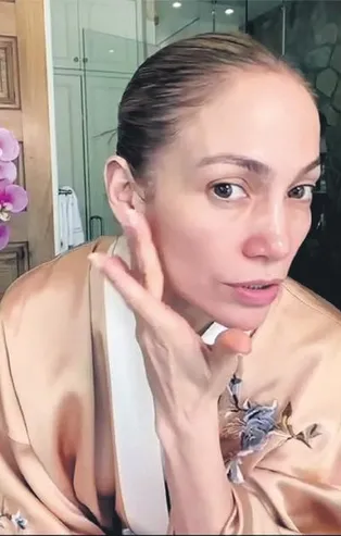 Makyaj gitti gerçek göründü! Jennifer Lopez'in makyajsız halini gören hayranları sosyal medyayı salladı