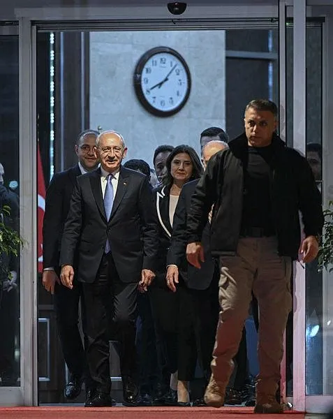 6li-koalisyonun-son-toplantisinda-saadetleri-kacti-aksener-arkasina-bakmadan-alani-terk-etti-kilicdaroglu-gulu-1677785798883.jpeg 6'lı koalisyonun son toplantısında 'Saadet'leri kaçtı! Akşener arkasına bakmadan alanı terk etti, Kılıçdaroğlu gülücükler saçtı-4
