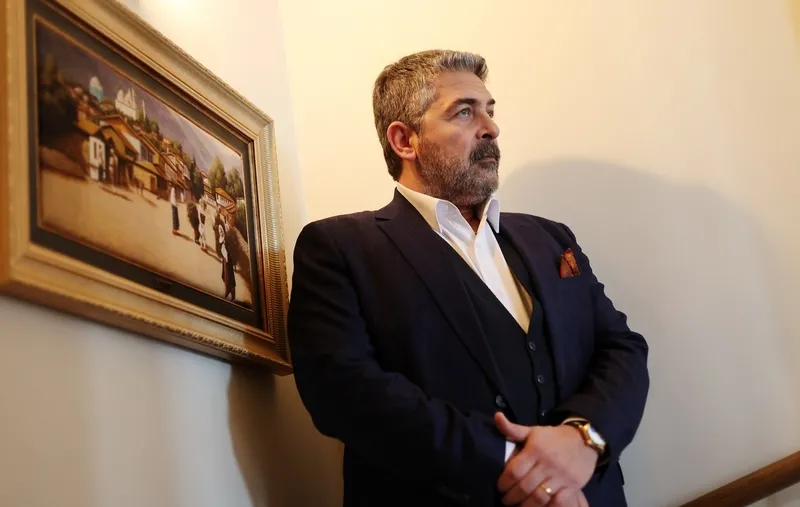 abinin-yildizi-sinan-tuzcu-ve-guzeller-guzeli-esinin-sessiz-rotasi-kaptan-nikahindan-aytmatovun-satirlarina-1772538457667.jpg A.B.İ.’nin yıldızı Sinan Tuzcu ve güzeller güzeli eşinin sessiz rotası: Kaptan nikahından Aytmatov’un satırlarına...-9