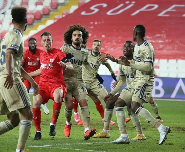 sivasta-kazanan-yok-fenerbahce-zirve-yarisinda-yara-aldi-sivasspor-1-1-fenerbahce-mac-sonu-ozet-1611252573713.jpeg