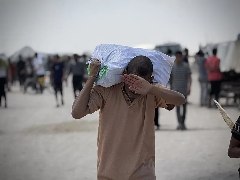 Filistinliler 2. gününde de Gazze'deki yardım dağıtım noktasına akın etti. (AA)