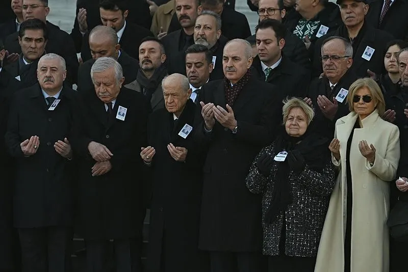 Vefat eden eski bakan Nahit Menteşe için Meclis'te cenaze töreni gerçekleştirildi. Törene, Menteşe'nin ailesi ve yakınlarının yanı sıra TBMM Başkanı Numan Kurtulmuş (sol 4), TBMM Başkanvekili Celal Adan (sol 2), MHP Genel Başkanı Devlet Bahçeli (sol 3) eski Başbakan Tansu Çiller (sağda) ve milletvekilleri ile Meclis çalışanları katıldı. (AA)