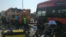 Haliç Köprüsünde kaza! Arızalı metrobüsü taşıyan vinç bariyere sürttü