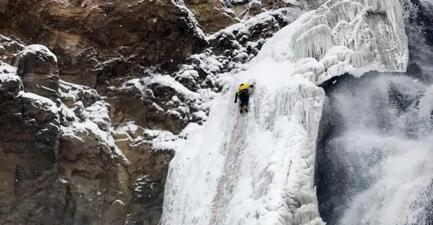 Dağcılar Kars’ta yüzeyi buz tutan Susuz Şelalesi’ne tırmandılar
