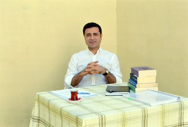 olaganustu-toplanti-cagrisi-ortaklarin-arasini-acti-siyasi-nezaketsizlik-polemigi-1658936154433.jpg 'Olağanüstü toplantı çağrısı' ortakların arasını açtı: Siyasi nezaketsizlik polemiği-3